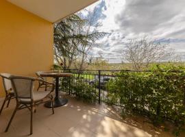 Restaurant Bric Dekani, hótel í Dekani