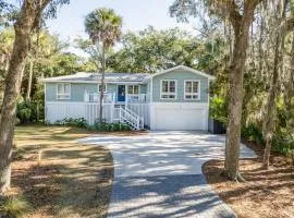 Beautifully Updated, Dog Friendly 4-Bed, 4-Bath Home near Beach