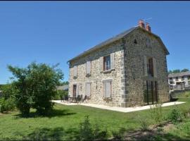 Gîte 10 pers pmr saint flour、Usselのホテル