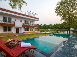 ELIVAAS 3 BHK Amber Villa With Pvt Pool, Game Room & Studio Rooms, viešbutis mieste Dhauj