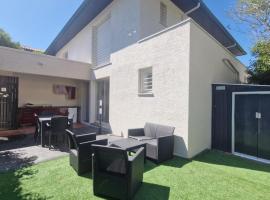 "Villa de Jade" Maison de vacances en residence avec piscine - Clim - parking, Hotel in Saint-Cyprien