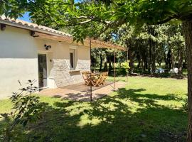 Maisonnette avec petite for&ecirc;t