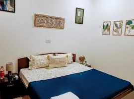 PeaceLily Hotel - Aesthetic budget rooms with Netflix, AC in upper tapovan, Free Airport Pickup for bookings more than 7 nights NO PARKING