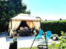 Gelbe Koffer - Design-Maisonette in Schiffweiler - private Terrasse & Grill - nahe Wald & See - Self-Check-in - 2 Parkplätze, hotell i Schiffweiler
