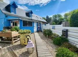 la petite maison en bois bleue