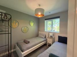 Stylish 5BR Townhouse, Hotel in Manor