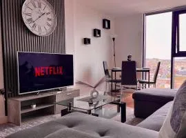 Penthouse Gem, Central, Scenic Views, Stylish, Modern, City Centre 2BR
