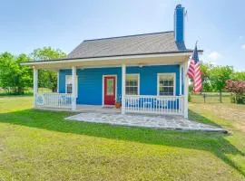 Blancos Blue Cottage Inn with Patio, Grill and Porch