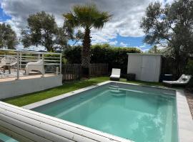 Villa au calme avec piscine, hotel in Saint-Jean-de-Fos