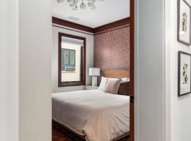 Brand New Condo in the Heart of Traverse City!, отель в городе Траверс-Сити