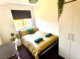 Spacious 6-Bed Family Home in Norfolk Park, Sleeps 12, Garden, Wi-Fi & Parking, Near Sheffield City Centre