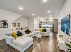 10 Mi to Dtwn Dallas: Sleek Retreat w/ Balcony
