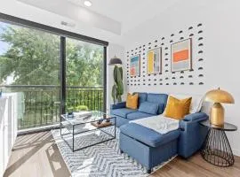 Luxury 1BD Gym Rooftop Street Parking by DT UMN