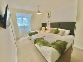 Bright Bedrooms in Walsall -Stylish 3 Bathrooms-Sleeps 9