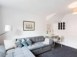 Nested 4-Bedrooms retreat in Walsall -Modern 3 Bathrooms-Sleeps 9