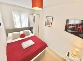 Modern Bedrooms in Walsall -Stylish 3 Bathrooms-Sleeps 9
