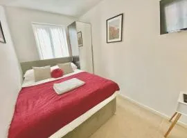 Comfort Bedrooms in Walsall -Stylish 3 Bathrooms-Sleeps 9