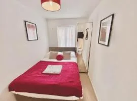 Bright Bedrooms in Walsall -Modern 3 Bathrooms-Sleeps 9