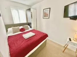 Modern Bedrooms in Walsall -Stylish 3 Bathrooms-Sleeps 9