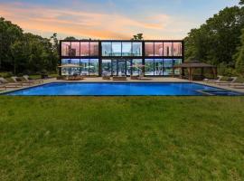 One of a kind Glass House!, hotel di East Hampton