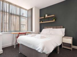 Lovely Room in Doncaster Shared House With Kitchen，位于唐克斯特的酒店