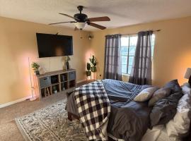 3 bedroom 2 and a half bathroom Townhome，位于埃尔帕索的酒店