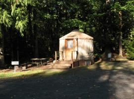 Mount Hood Village Yurt 1, lomakylä kohteessa Welches