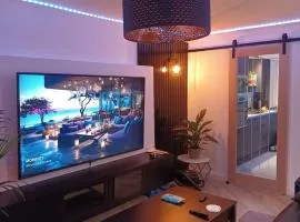 Modern flat in quiet residential cul-de-sac