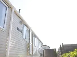 Cozy caravan in quiet area near beach
