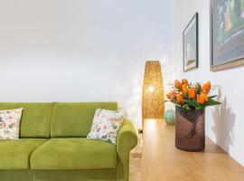 Maria House con giardino privato, hotel din Olbia