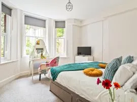 The Sand Bank - Flat 1, cosy, central Bournemouth, sleeps 4, 7 min from the beach, PET FRIENDLY, parking, WIFI, kitchen,washer,private exit