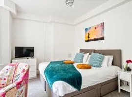 The Sant Bank City Apartment, sleeps 4, PET FRIENDLY, 1 bed, modern, central, near beach