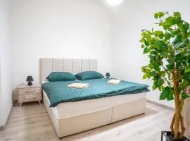 Cozy Main Square Apartment II