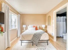 Stay Portland - John's Landing Haven - Studio Near OHSU