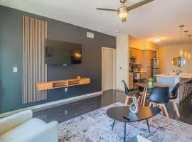 Unique 1BD - DT PHX - Parking, Gym, Pool - Sleeps 6