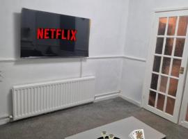 Modern 3 Bed Home Central Location free WiFi Netflix and street parking, hotel in Middlesbrough