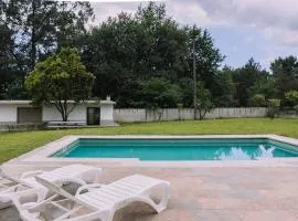 Entorno rural con piscina by CABANA Rentals