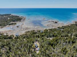 Rustic Vibes W Pool & Hot Tub - Tobermory, ξενοδοχείο σε Miller Lake