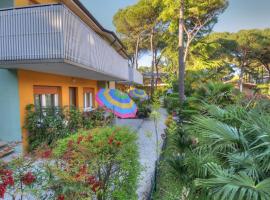 Residence Villa Laura, hotel v blízkosti zaujímavosti AquaSplash Water Park (Lignano Sabbiadoro)