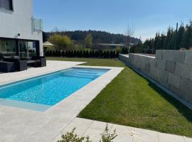 Privates G&auml;stezimmer mit eigenem Bad & K&uuml;che im UG, hotel con alberca en Jeuss