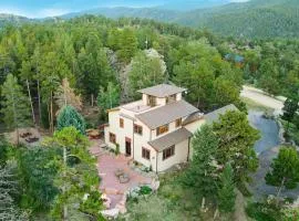Luxurious Rocky Mountain Retreat above Boulder