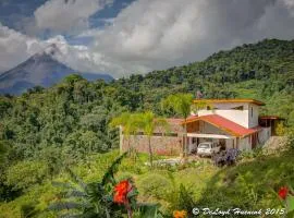 Romantic Retreat Volcano View! River Trail!
