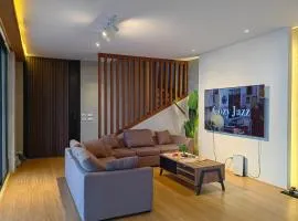 The LakeFront Villa