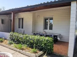 Maison calme avec clim, WIFI, jardin et vue sur le Lay - FR-1-194-274
