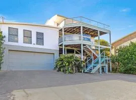 'Headlands at Killcare' by HolidayCo