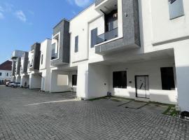 A Cozy 4 Bedrooms Terrace Home Located in Orchid Road, hotel v destinaci Lekki