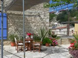 Cozy Courtyard Apartment