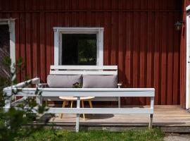 Farmstay Old Hunters Cabin, 2p, hotel di Årjäng