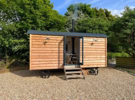Kilden Hut - Perranwell Station, hotel with hot tubs in Perranwell