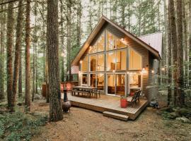 Glacier Springs Cabin #40 - Wi-Fi - Hot Tub، فندق في Glacier